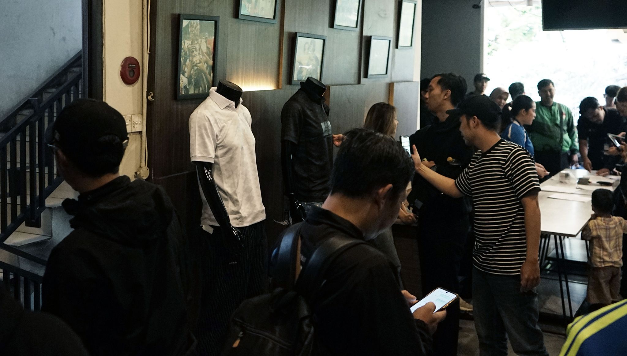 Ratusan Bobotoh Serbu Jersey PERSIB x Weekend Offender