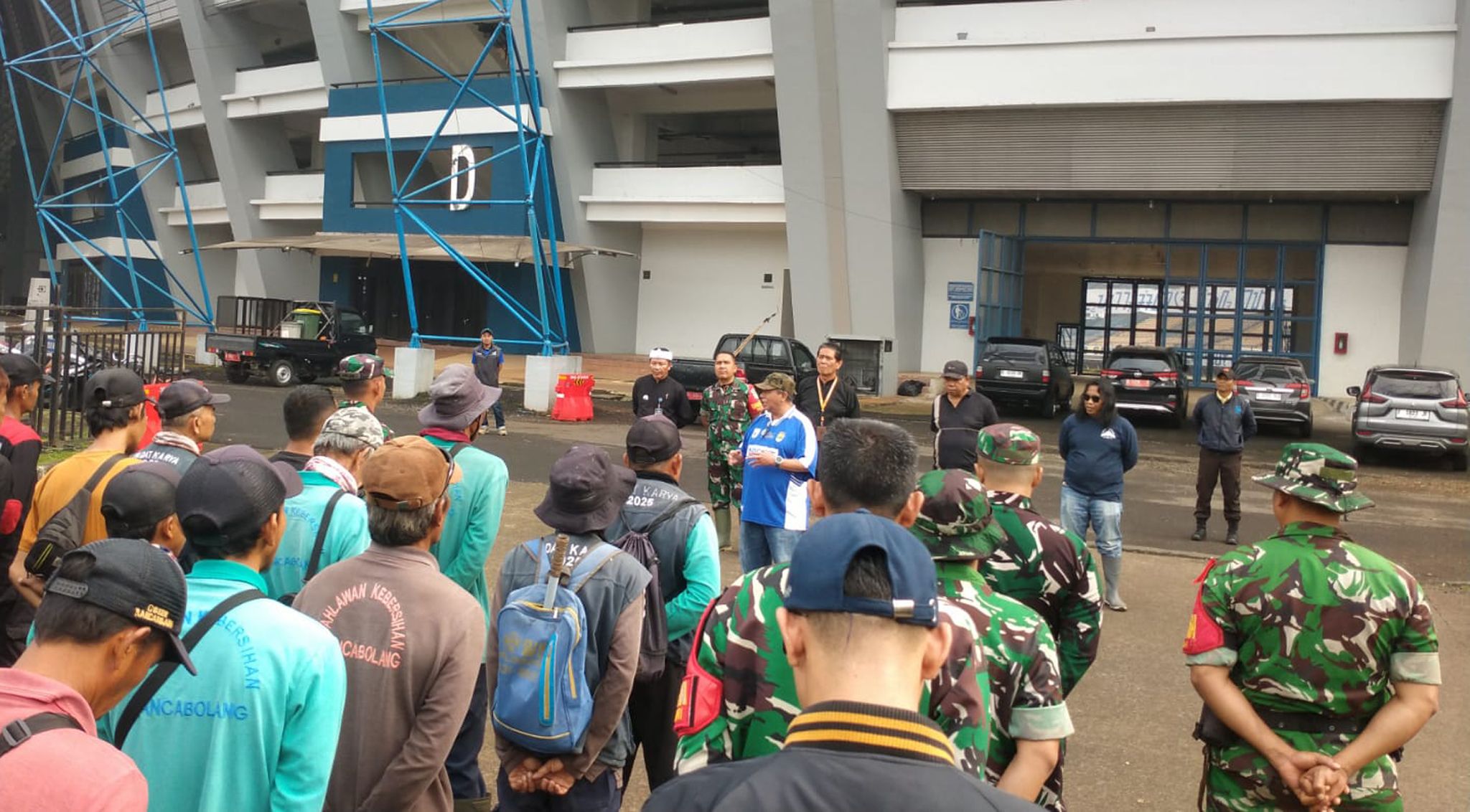 Warga, Muspika dan Pengelola Gelar Aksi Bersih-Bersih GBLA