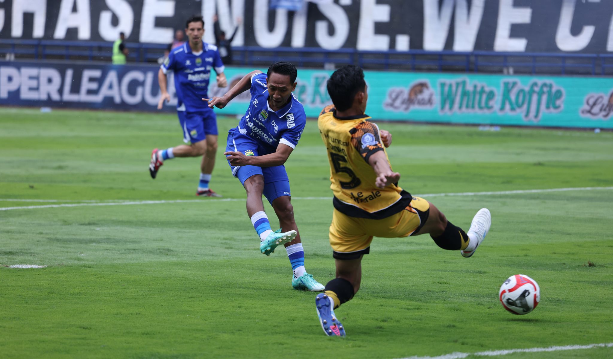 Beckham Bawa PERSIB Ungguli Persija di Babak Pertama 