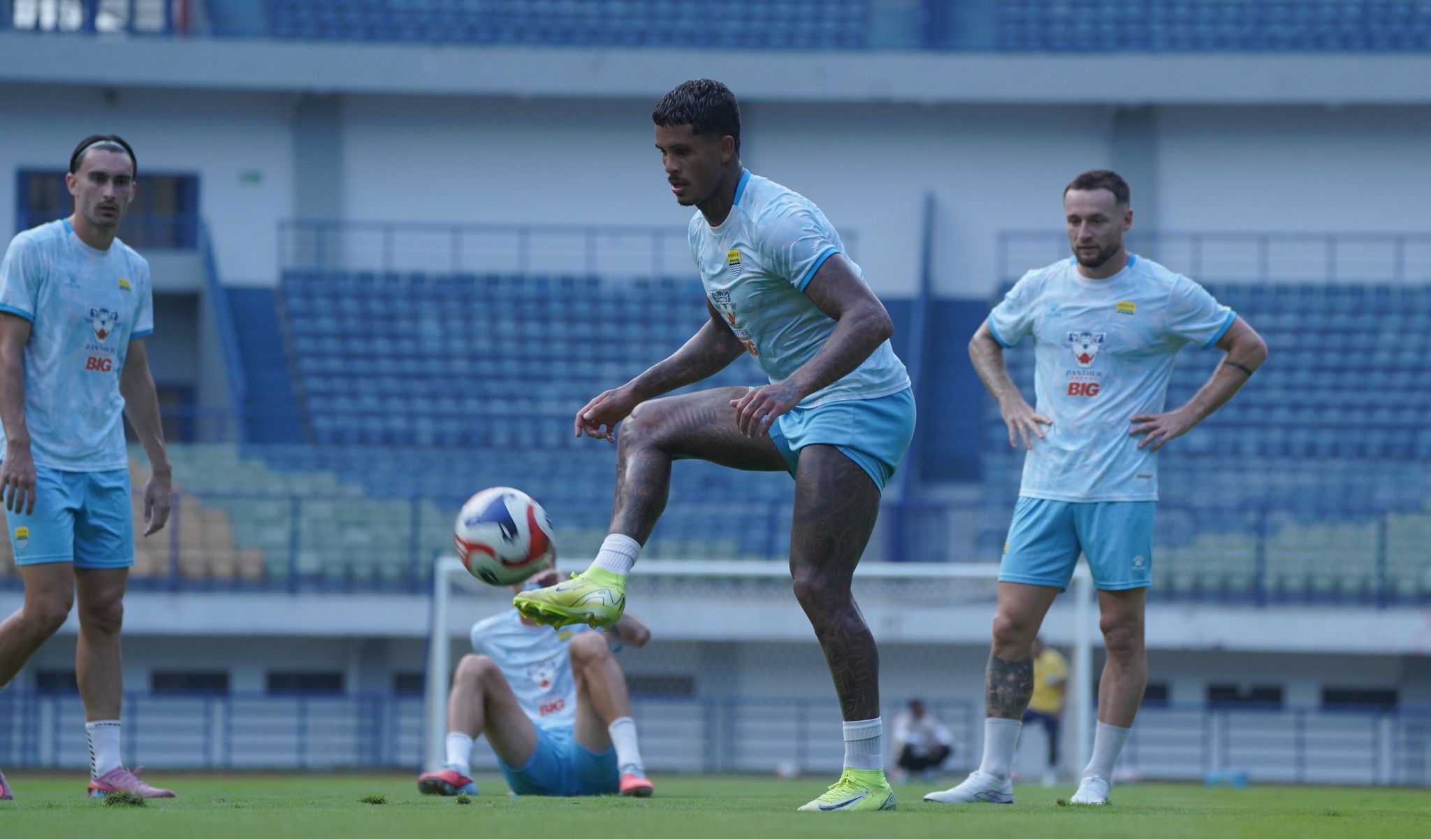 PERSIB Tanpa Barba dan Adam Alis