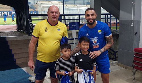 Dua Bocah, Satu Aksi, Satu Mimpi di GBLA