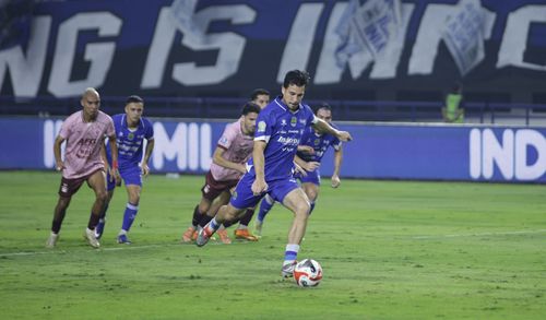 Dua Penalti Bawa PERSIB Ungguli Persik di Babak Pertama