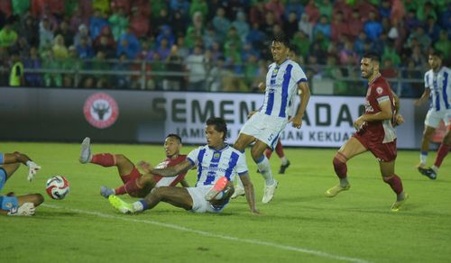 PERSIB Ungguli Semen Padang di Babak Pertama