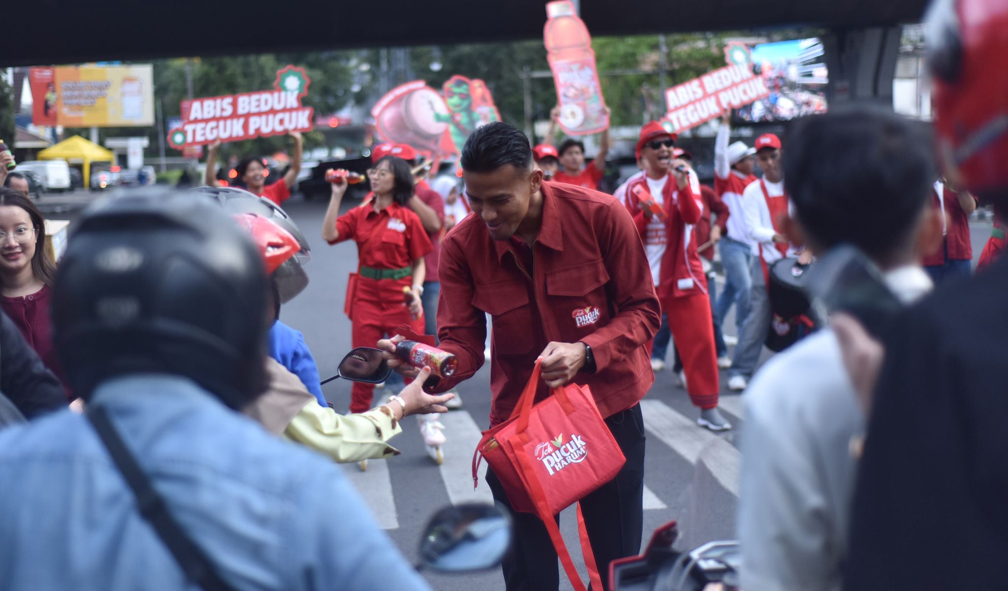 PERSIB dan Teh Pucuk Harum Berbagi Takjil di Dago