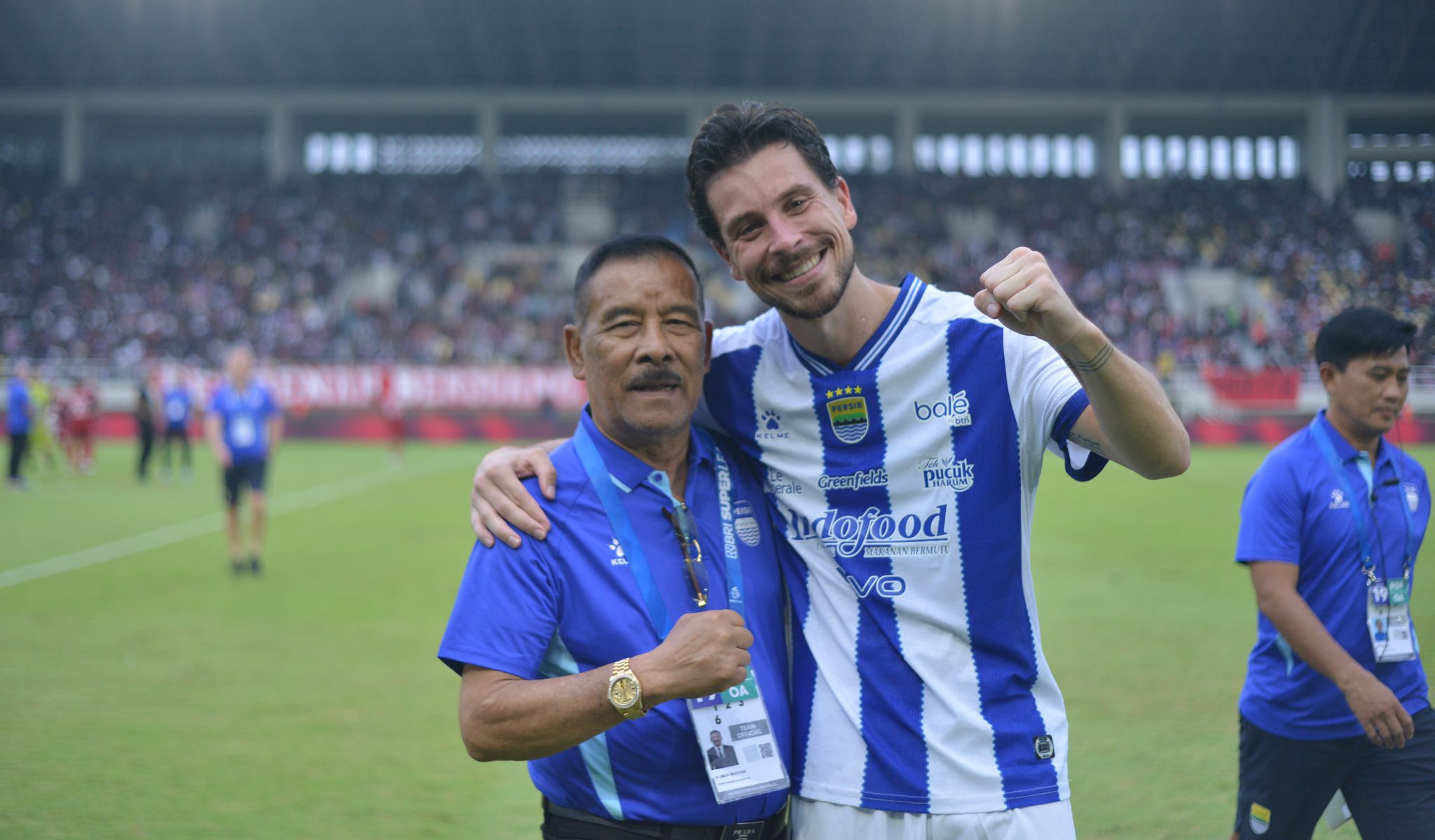 Thom Haye, Solo dan Akar Keluarga